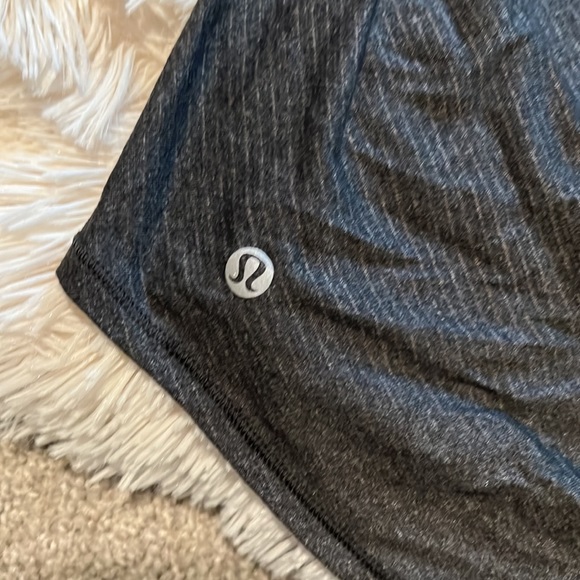 Lululemon work out top size 10 w/ build in bra & removable cup inserts - stripe - Picture 8 of 16